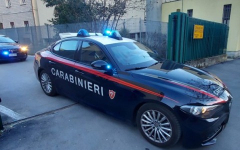 Viola il divieto di avvicinamento, arrestato figlio violento