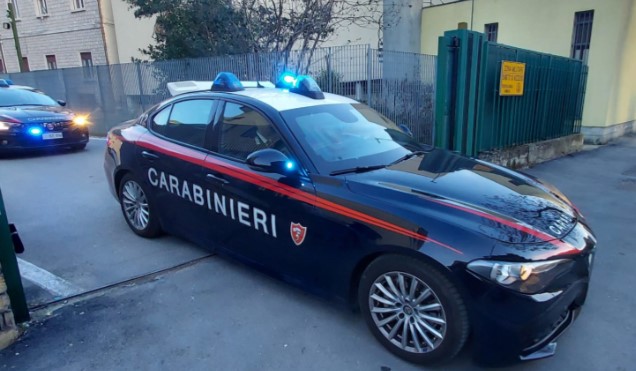 Viola il divieto di avvicinamento, arrestato figlio violento