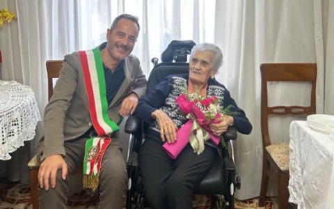 Nonna Marietta festeggia 105 anni con il sindaco Querqui