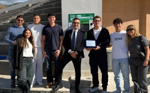 Un nuovo defibrillatore in piazza De Gasperi