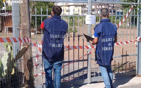 Parcheggio abusivo nei pressi del lungomare, scatta il sequestro
