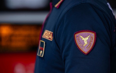 Fugge per tre volte e aggredisce la Polizia di Stato presso lo Scalo, arrestato un giovane romano