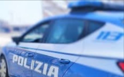Si presenta per una denuncia e viene arrestato