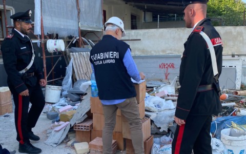 Blitz dei Carabinieri in cantiere: 100% di lavoratori in nero e gravi rischi di sicurezza