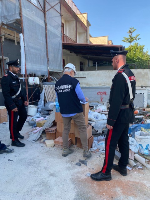 Blitz dei Carabinieri in cantiere: 100% di lavoratori in nero e gravi rischi di sicurezza
