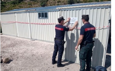 Abuso edilizio in area protetta, sequestrato un manufatto
