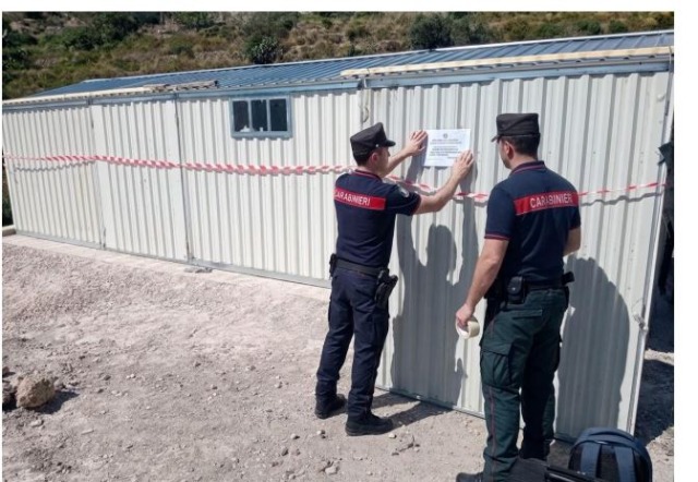 Abuso edilizio in area protetta, sequestrato un manufatto