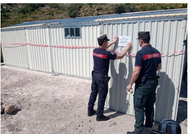 Abuso edilizio in area protetta, sequestrato un manufatto