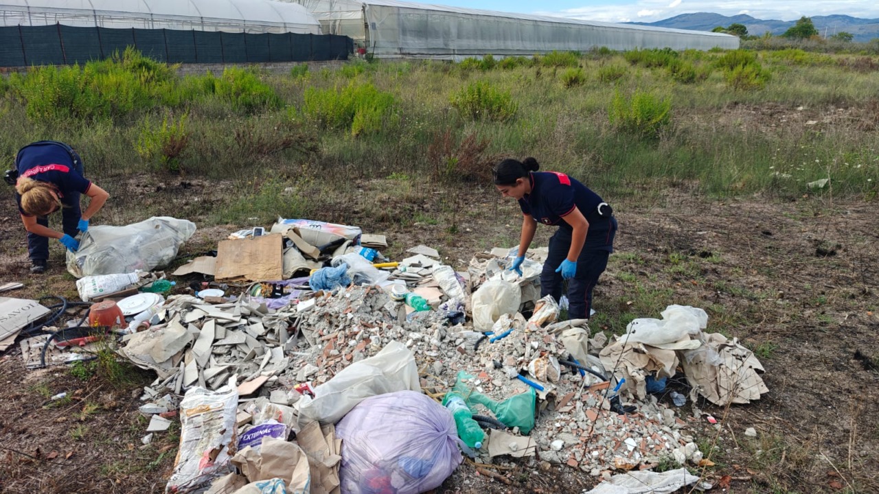Rifiuti abbandonati, denunciato il responsabile di una ditta edile