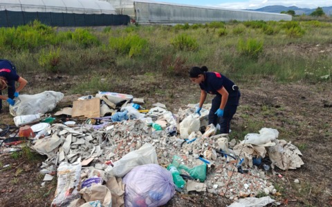 Rifiuti abbandonati, denunciato il responsabile di una ditta edile