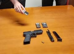Pistola clandestina e auto smontate, arrestato un 45enne