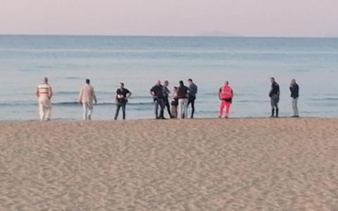 Donna morta in spiaggia: la vittima aveva 73 anni, era scomparsa da Priverno