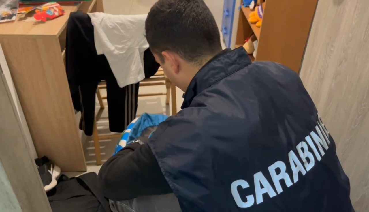 Officina abusiva trasformata in base dello spaccio, 17 misure cautelari
