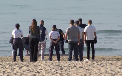 Rinvenuto il cadavere di una donna in spiaggia. Domani l’autopsia