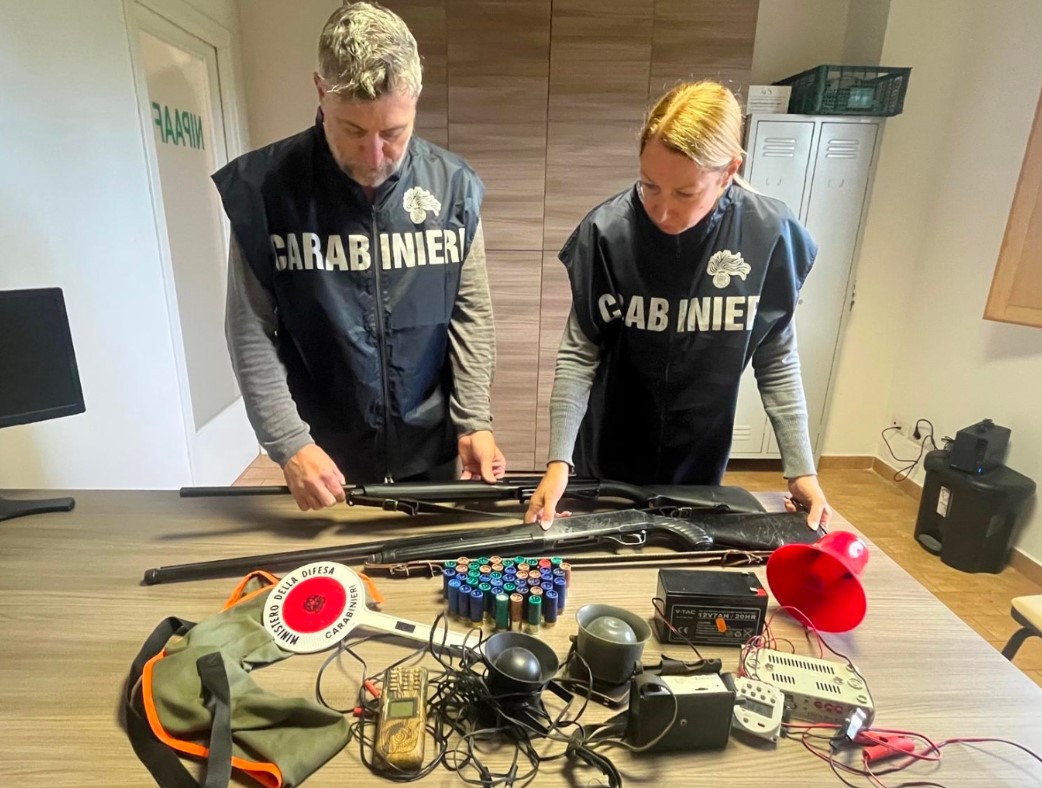 Caccia illegale con richiami elettroacustici, denunciati due uomini