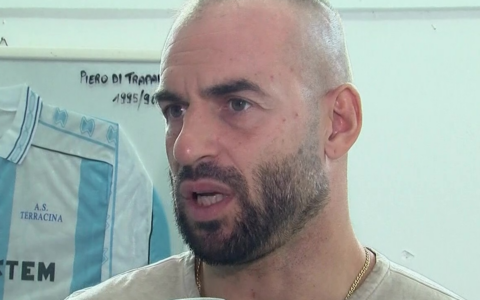 Davis Curiale applaude il Frosinone. L’attaccante ha giocato in ciociaria
