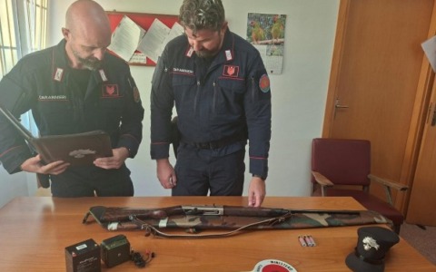 Caccia con richiami acustici vietati: denunciato dai Carabinieri Forestali