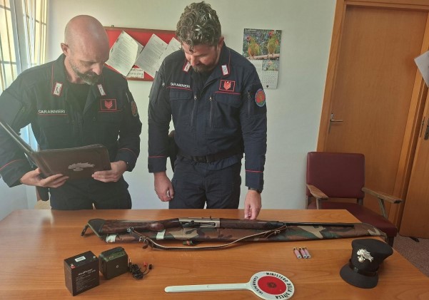 Caccia con richiami acustici vietati: denunciato dai Carabinieri Forestali