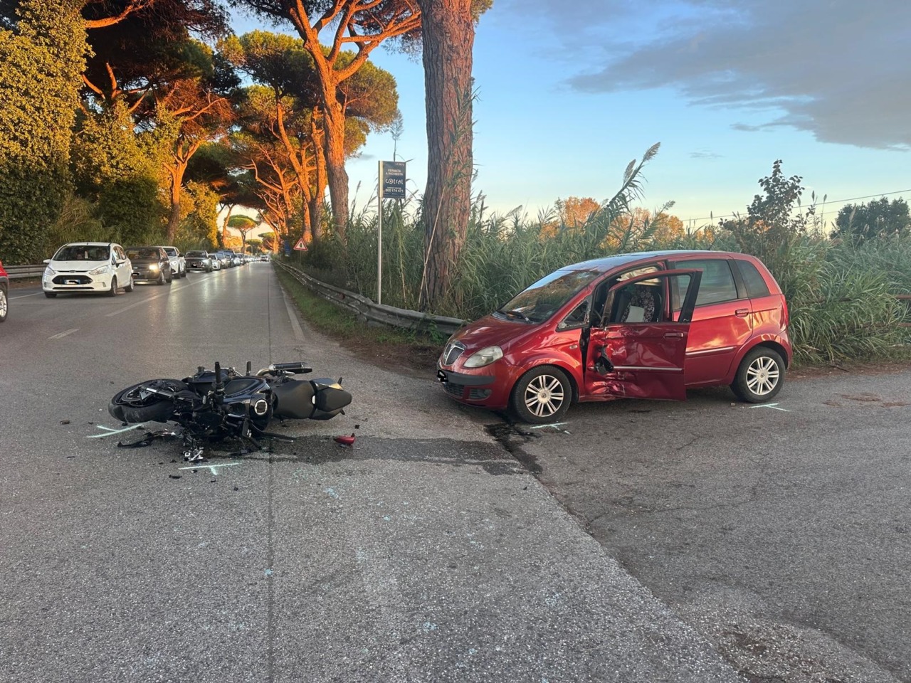 Scontro tra un’auto e una moto sull’Appia. In zona Via Ceccaccio