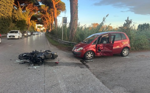 Scontro tra un’auto e una moto sull’Appia. In zona Via Ceccaccio