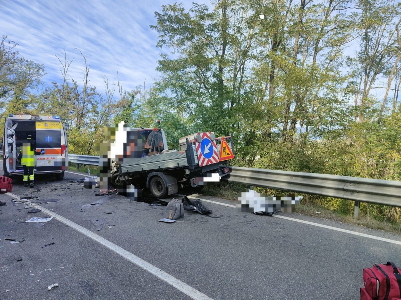Rimorchio del tir si ribalta e finisce contro un furgone, un morto sulla Casilina