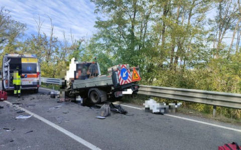 Rimorchio del tir si ribalta e finisce contro un furgone, un morto sulla Casilina