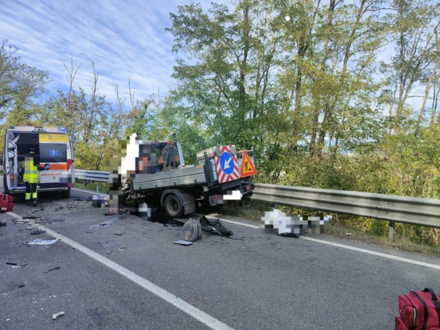 Rimorchio del tir si ribalta e finisce contro un furgone, un morto sulla Casilina