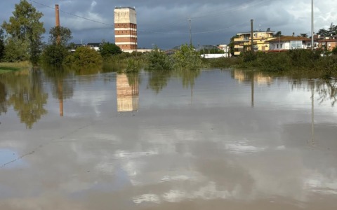 Esondato il fiume Sisto, strade e piazzali allagati
