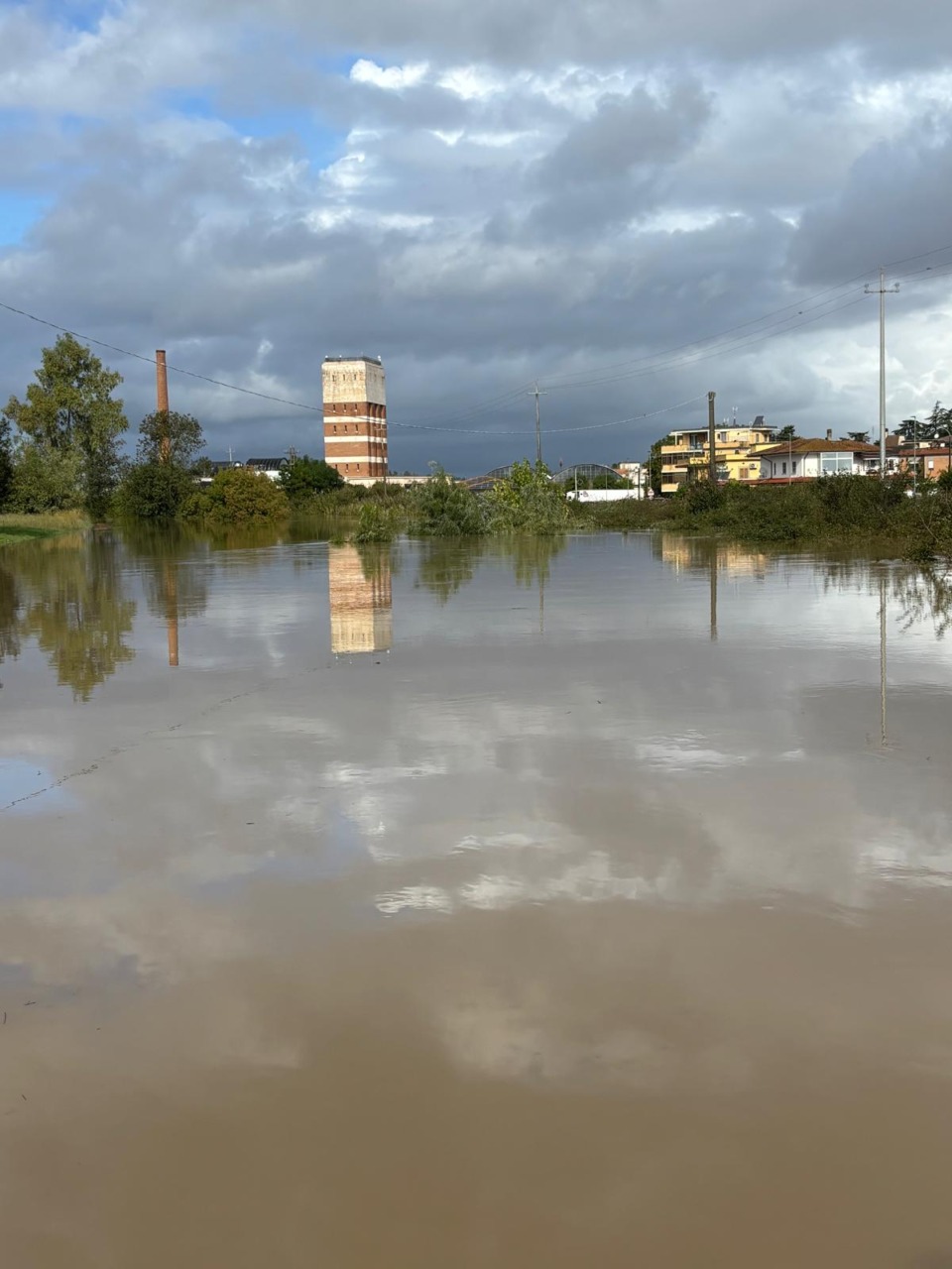 Maltempo, esondato il fiume Sisto, strade e piazzali allagati