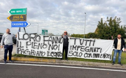 Caro Carburante, protesta dei trattori e camion
