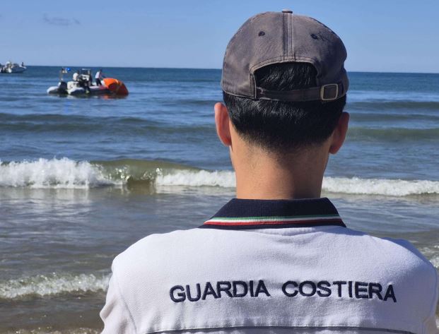 Recuperato un capodoglio sulla spiaggia a Torre Paola