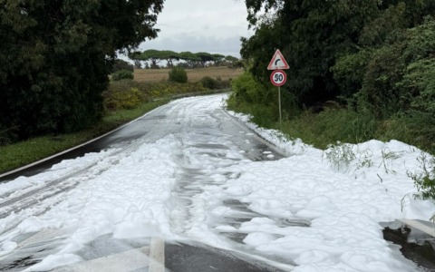 Schiuma anomala in via delle Cinque Miglia: scattano i controlli di Arpa e Comune