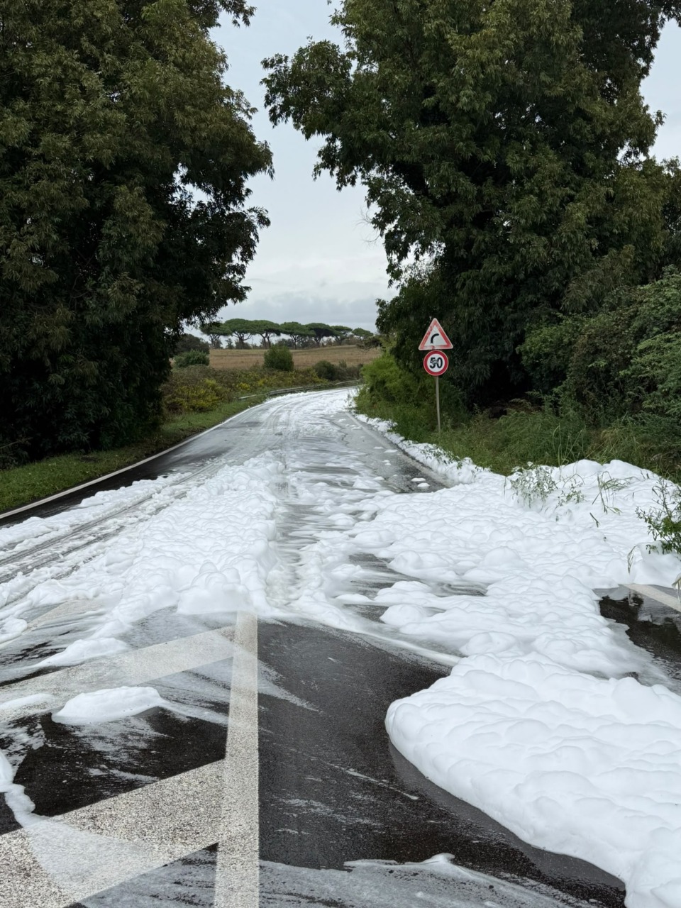 Schiuma anomala in via delle Cinque Miglia: scattano i controlli di Arpa e Comune
