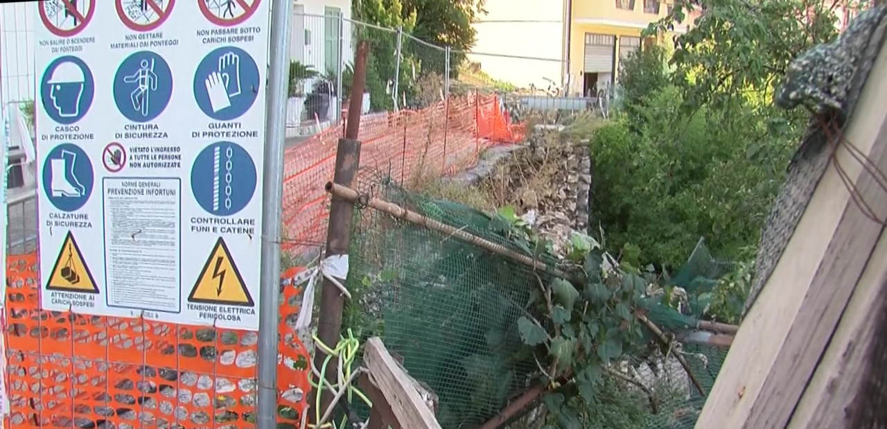 Via dei Pini, la rabbia dei residenti per la strada interrotta dal 6 gennaio