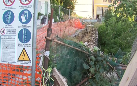 Via dei Pini, la rabbia dei residenti per la strada interrotta dal 6 gennaio