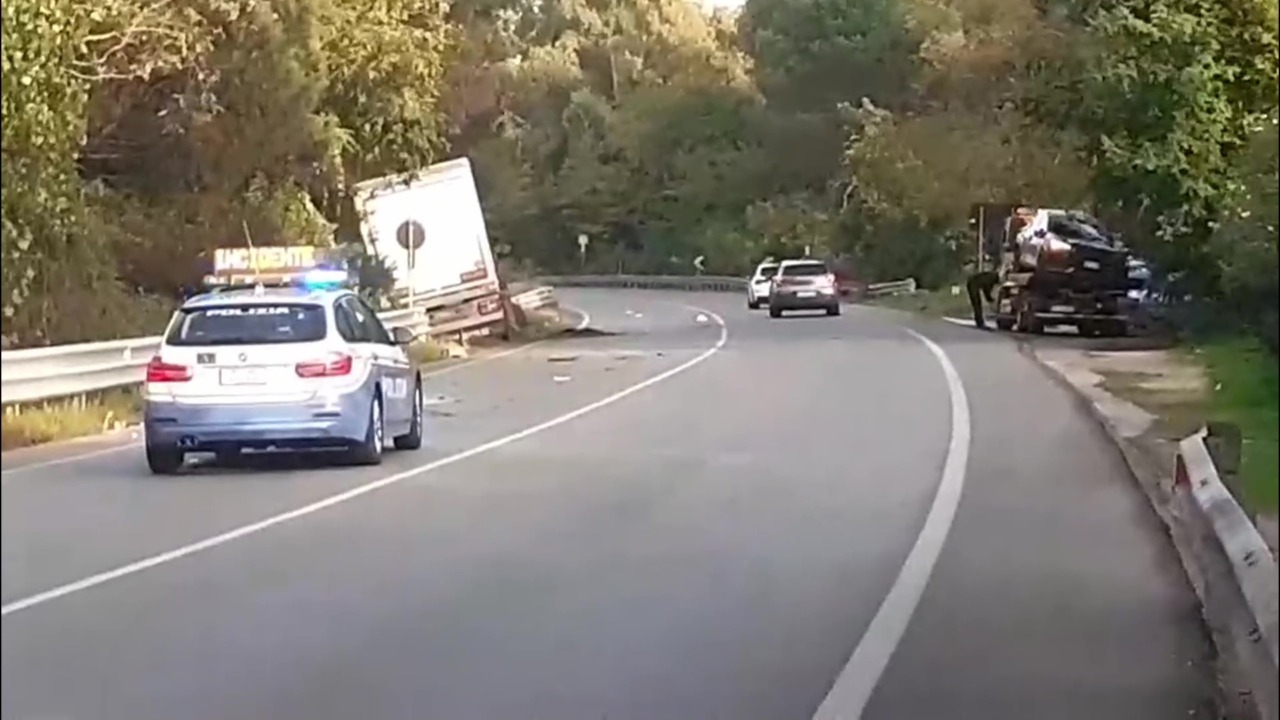 Incidente stradale sulla Flacca, coinvolto un mezzo pesante e quattro automobili