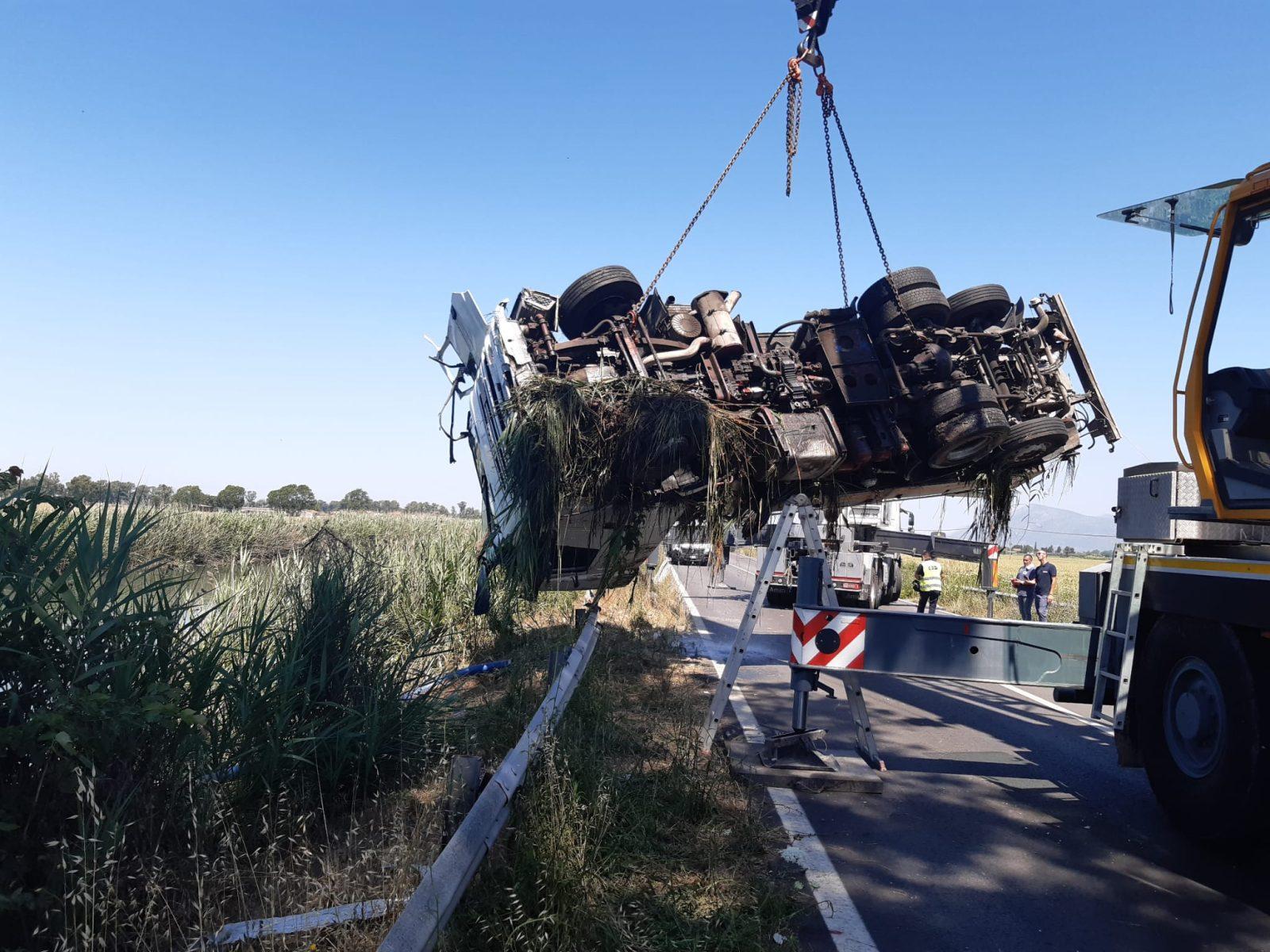 Pontinia Incidente Sullappia Camion Finisce Nel Canale Laziotv