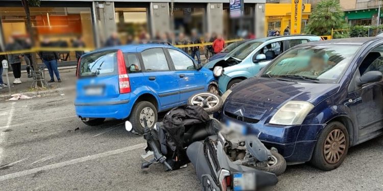 ROMA: VOLANTE DELLA POLIZIA SI SCHIANTA CON DUE AUTO, UNA MOTO E UNA ...