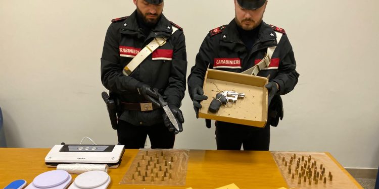 ROMA: DROGA E MUNIZIONI IN CASA, ARRESTATO – Laziotv